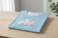 tshirt fond bleu ciel avec un nuage blanc